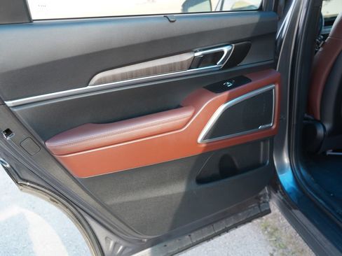 Used 2024 Kia Telluride EX w/ EX Captain's Chair Package image 26