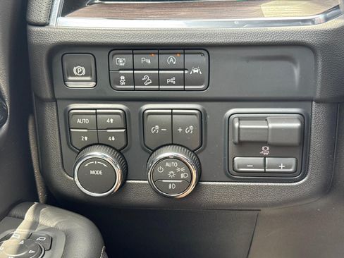 Used 2026 Chevrolet Suburban Premier w/ Sun And Tow Package AWD/4WD image 15