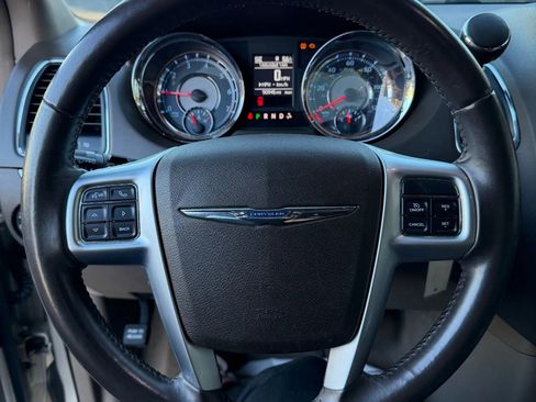 Used 2013 Chrysler Town & Country Touring image 18