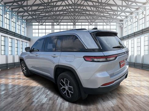 Used 2023 Jeep Grand Cherokee Limited w/ Trailer Tow Prep Group (B) RWD image 5