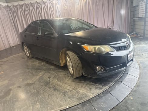 Used 2014 Toyota Camry SE image 2