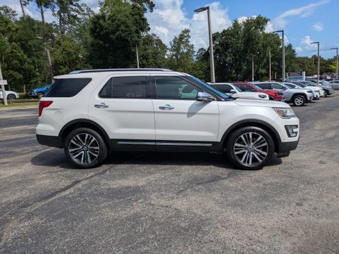 Used 2017 Ford Explorer Platinum AWD/4WD image 3
