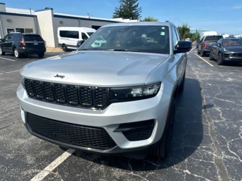 Used 2024 Jeep Grand Cherokee Altitude AWD/4WD image 47