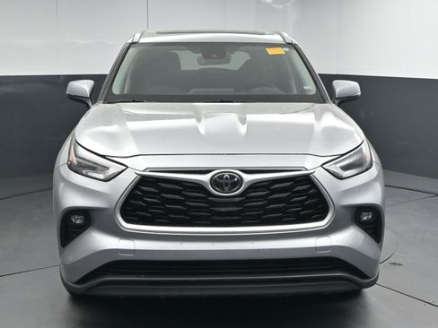 Used 2024 Toyota Highlander XLE image 2