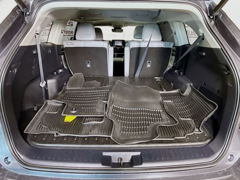 Used 2021 Toyota Highlander XLE AWD/4WD image 29