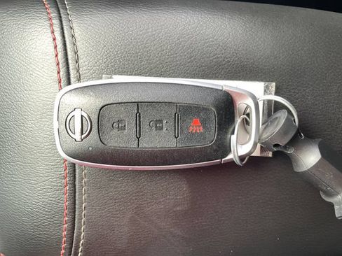 Used 2025 Nissan Kicks SR AWD/4WD image 29
