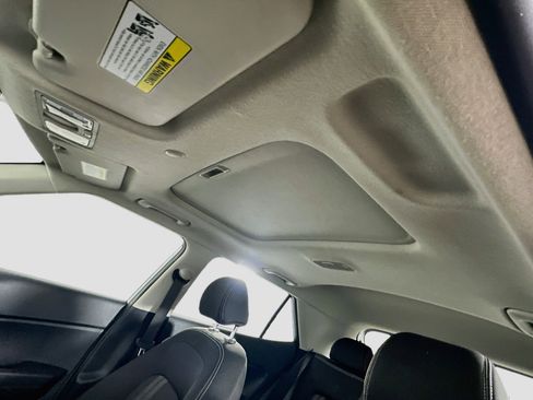 Used 2025 Hyundai Venue SEL FWD image 25