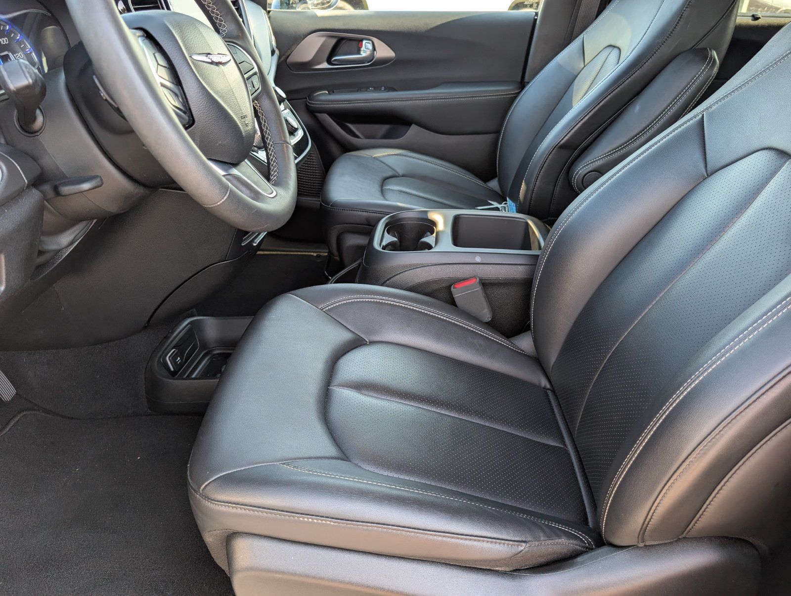 Used 2025 Chrysler Pacifica Select FWD image 12