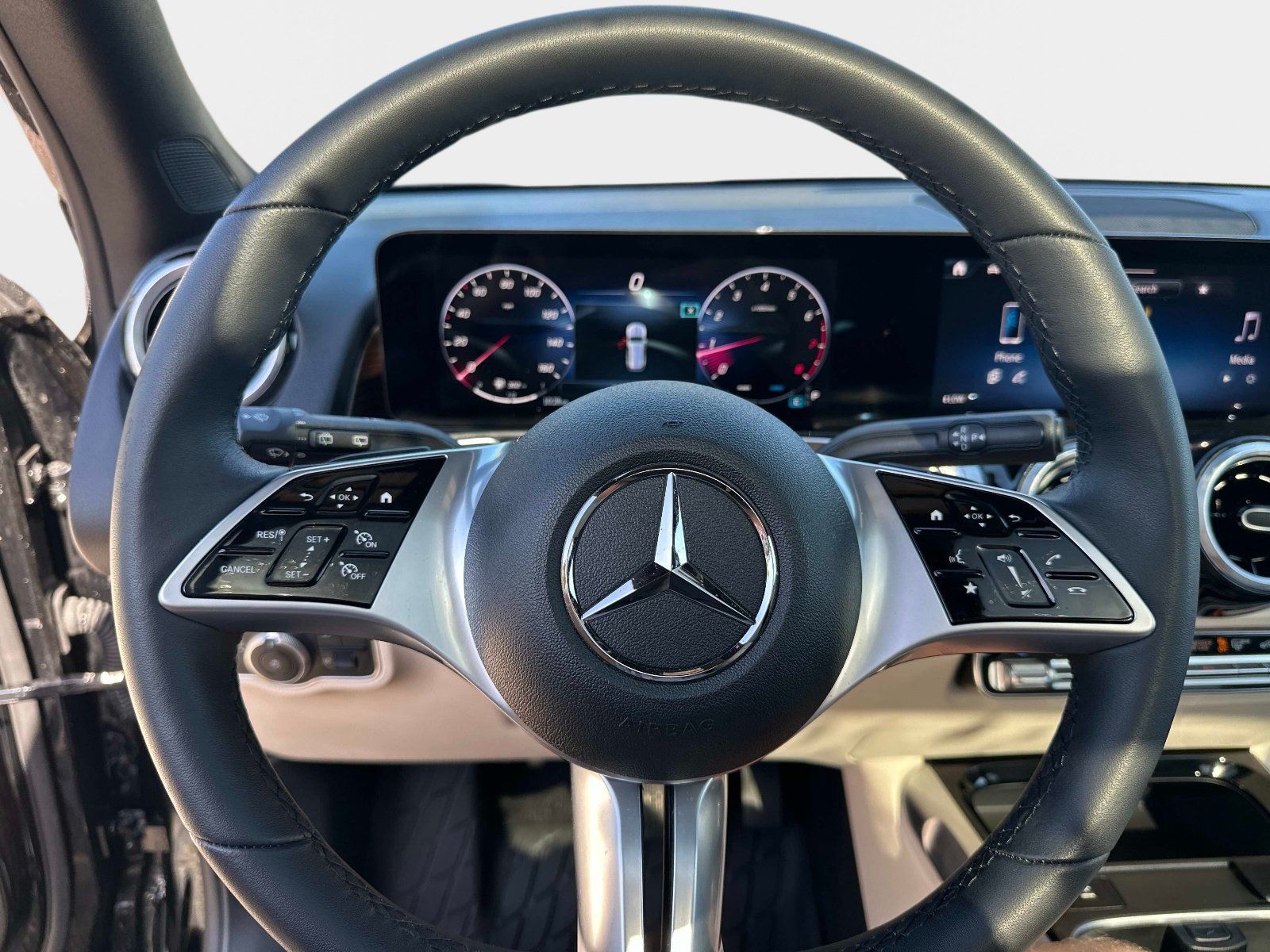 Used 2025 Mercedes-Benz GLB 250 image 23