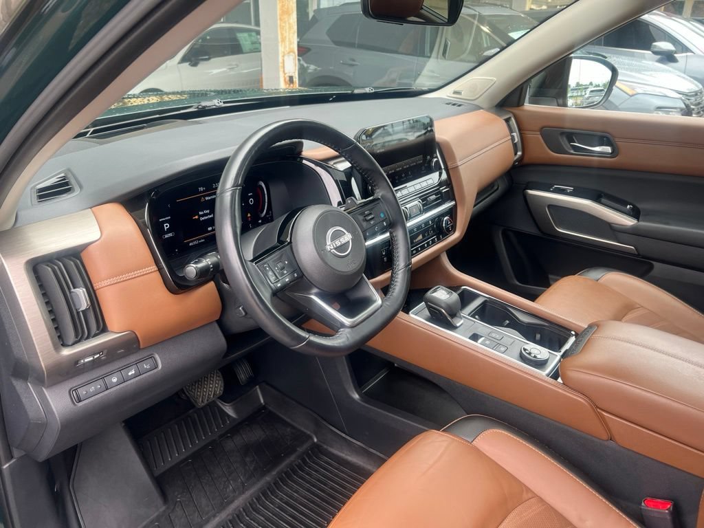 Certified 2024 Nissan Pathfinder Platinum w/ Black Appearance Package AWD/4WD image 6