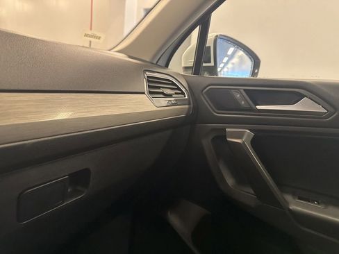 Used 2021 Volkswagen Tiguan SE w/ Panoramic Sunroof Package image 27