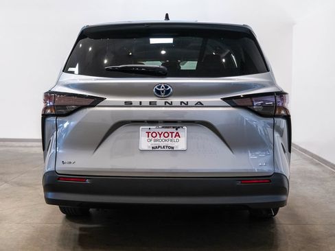 Certified 2025 Toyota Sienna LE FWD image 8