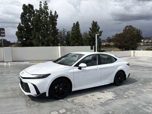 Used 2025 Toyota Camry SE image 6