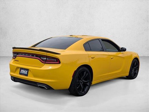 Used 2017 Dodge Charger SE w/ Blacktop Package RWD image 5
