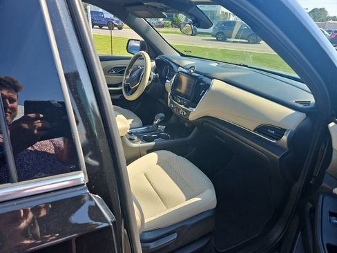 Used 2023 Chevrolet Traverse LT FWD image 8