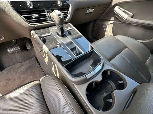 Certified 2023 Porsche Macan AWD/4WD image 36