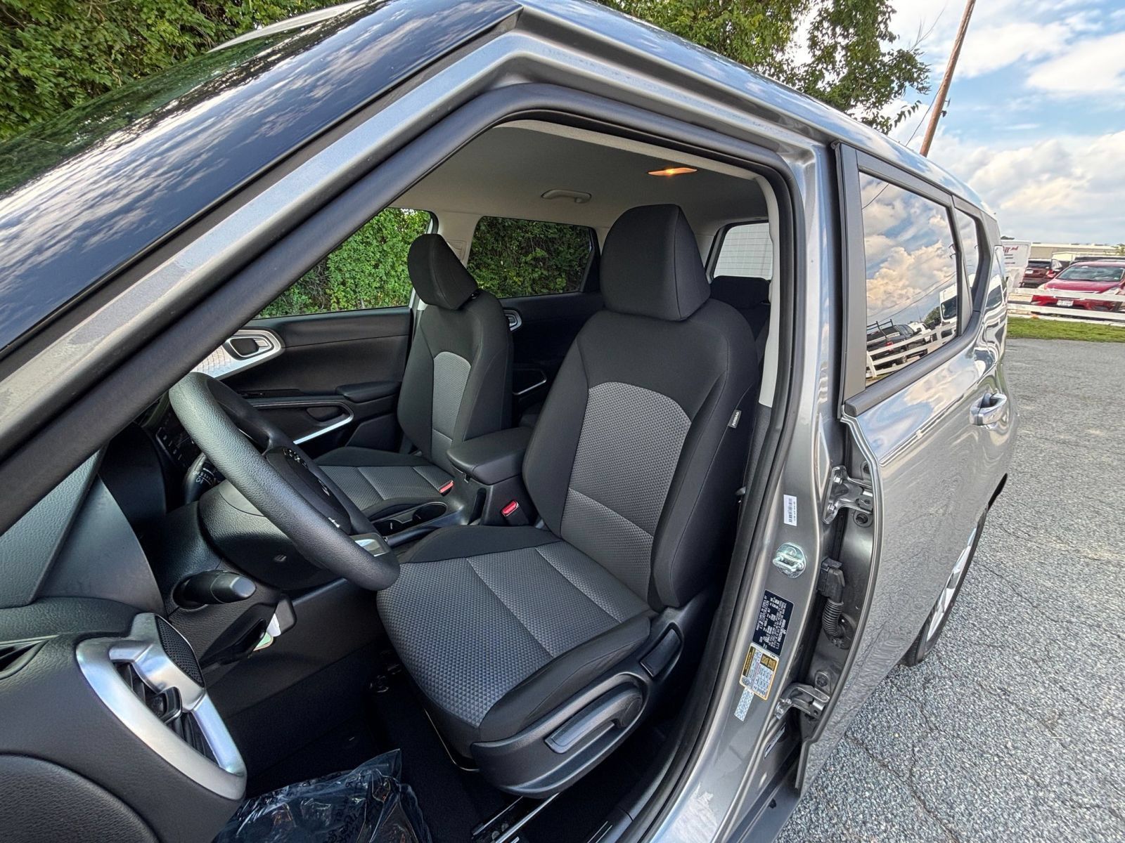 Used 2025 Kia Soul LX w/ LX Technology Package FWD image 33