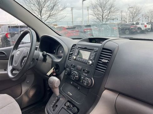Used 2012 Kia Sedona LX image 31