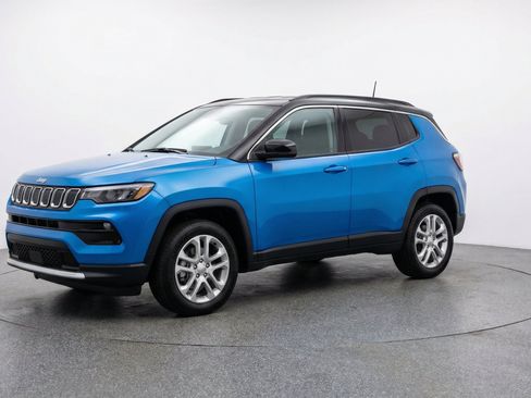 Used 2025 Jeep Compass Limited AWD/4WD image 3