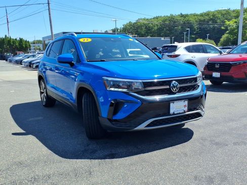 Used 2022 Volkswagen Taos SE w/ Panoramic Sunroof Package AWD/4WD image 3