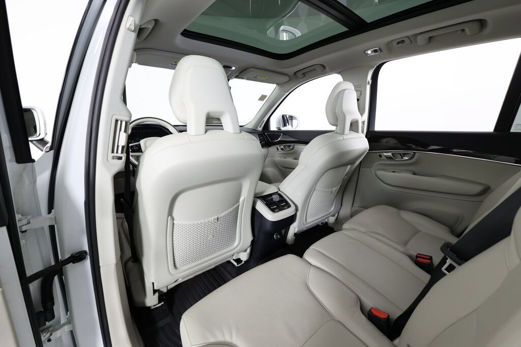 Used 2016 Volvo XC90 T6 Momentum w/ Momentum Plus Package AWD/4WD image 14