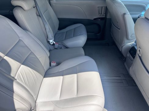 Used 2016 Toyota Sienna XLE Premium FWD image 10