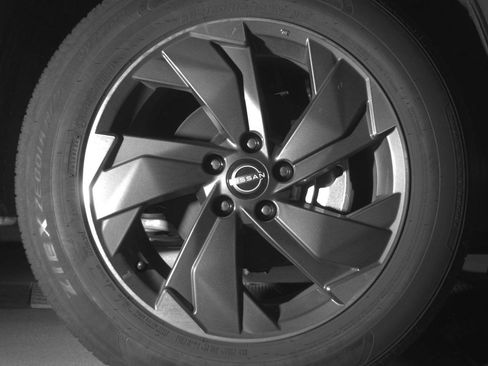 Used 2025 Nissan Rogue SV image 10