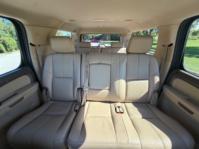 Used 2011 GMC Yukon XL SLT w/ SLT-2 Equipment Package AWD/4WD image 11