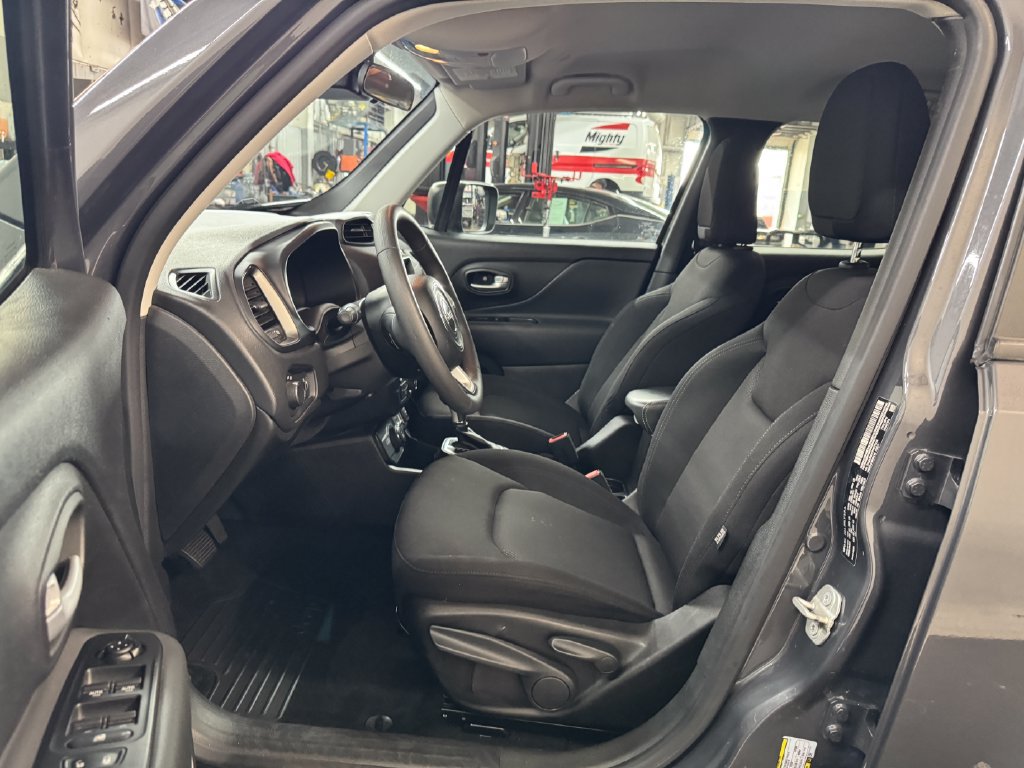 Used 2023 Jeep Renegade Latitude AWD/4WD image 16