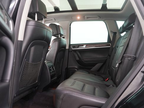 Used 2012 Volkswagen Touareg TDI image 20