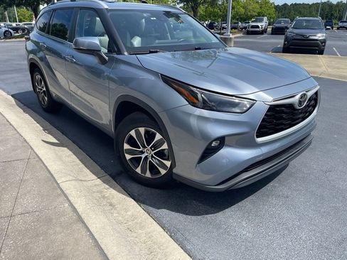 Used 2023 Toyota Highlander XLE FWD image 4