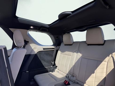 Used 2018 Land Rover Discovery SE image 22