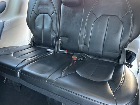 Used 2024 Chrysler Pacifica Select image 16