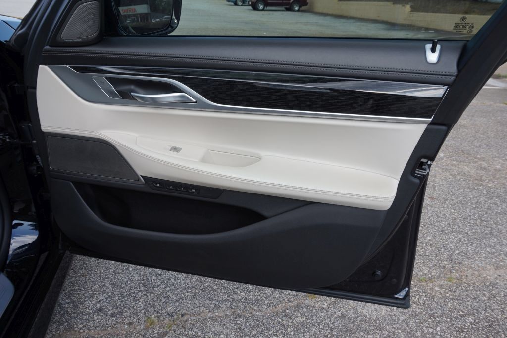 Used 2019 BMW 750i w/ Executive Package RWD image 34