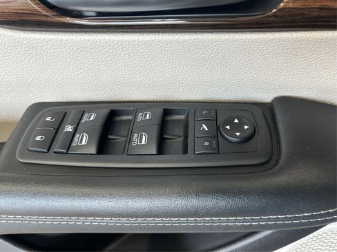 Used 2021 Chrysler Pacifica Limited w/ Uconnect Theater Family Group FWD image 30