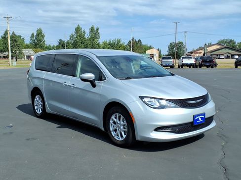 Used 2023 Chrysler Voyager LX FWD image 8