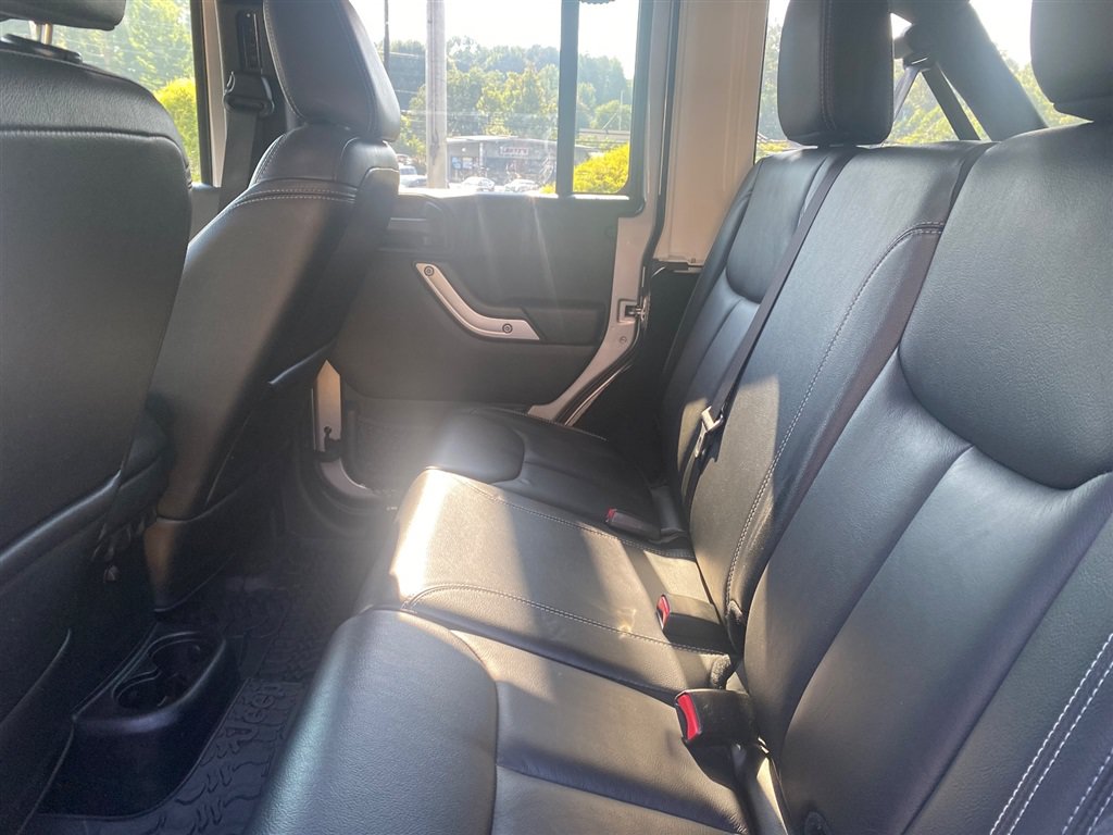 Used 2015 Jeep Wrangler Unlimited Sahara w/ Connectivity Group AWD/4WD image 10
