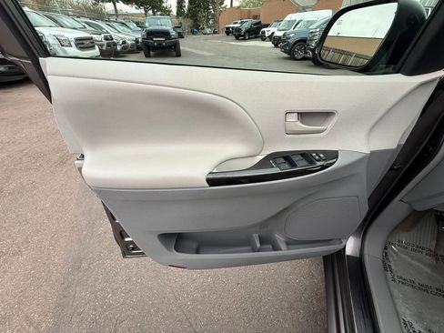 Used 2013 Toyota Sienna LE w/ Towing Pkg image 18