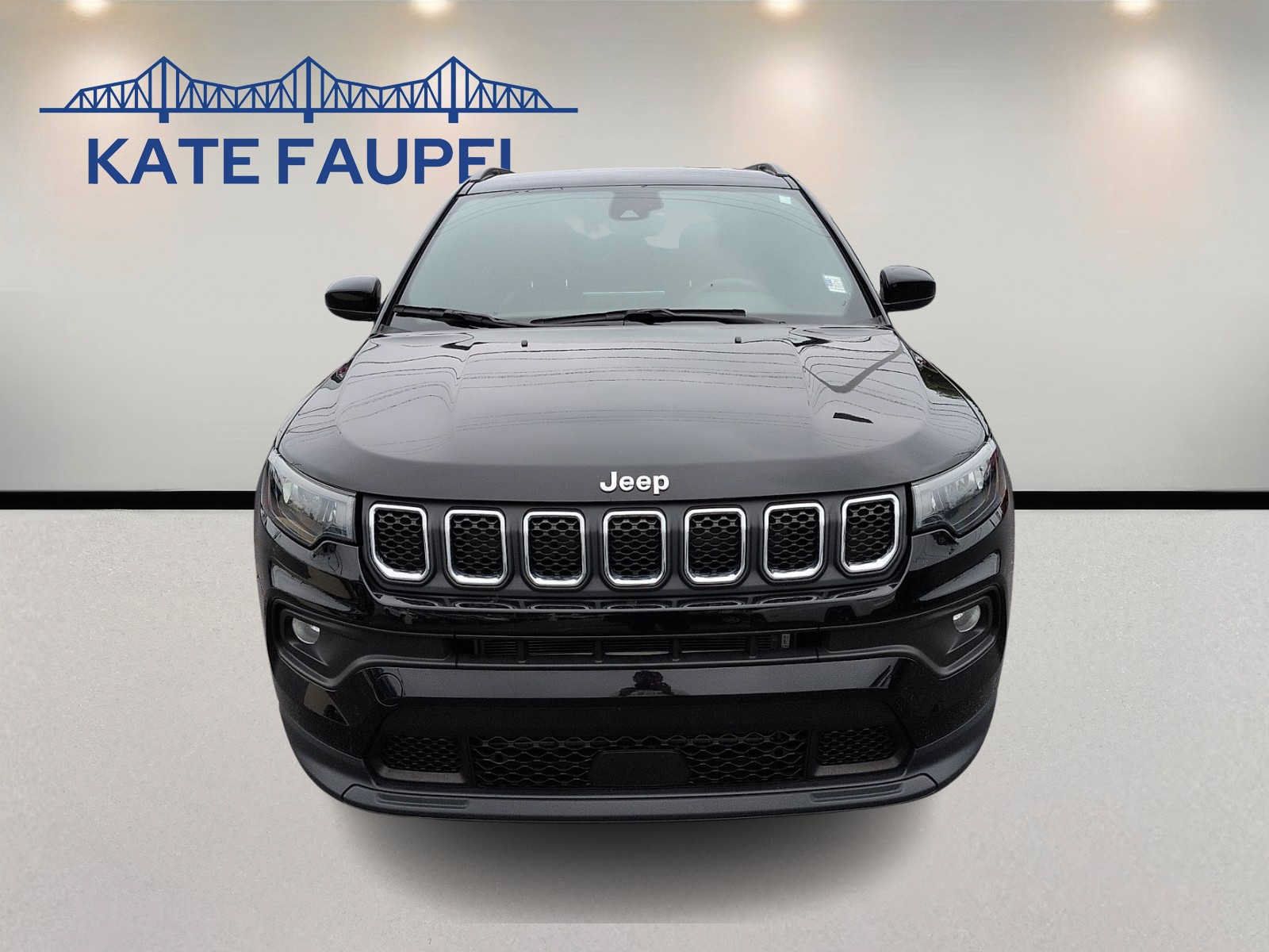 Used 2023 Jeep Compass Latitude w/ Convenience Group AWD/4WD image 2