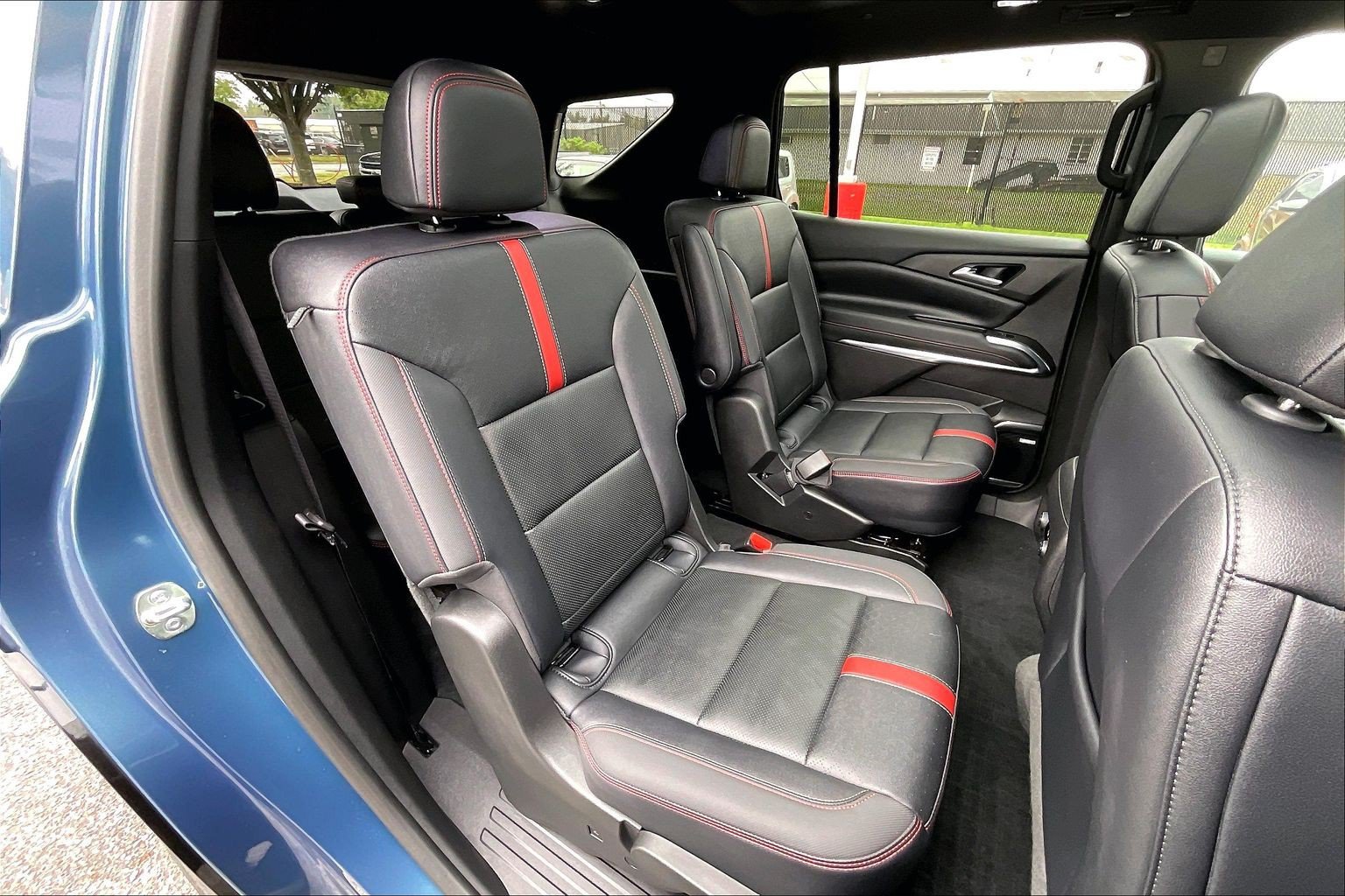 Used 2025 Chevrolet Traverse RS AWD/4WD image 32