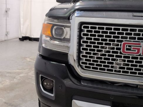 Used 2015 GMC Sierra 2500 Denali w/ Duramax Plus Package image 11
