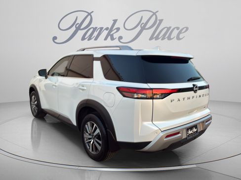 Used 2025 Nissan Pathfinder SL FWD image 3