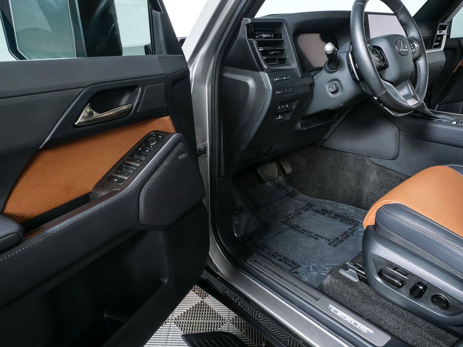 Used 2025 Lexus GX 550 w/ Accessory Package (Z1) AWD/4WD image 8