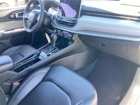 Used 2025 Jeep Compass Limited image 24