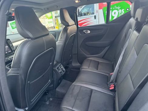 Used 2020 Volvo XC40 T5 Momentum w/ Protection Package image 8
