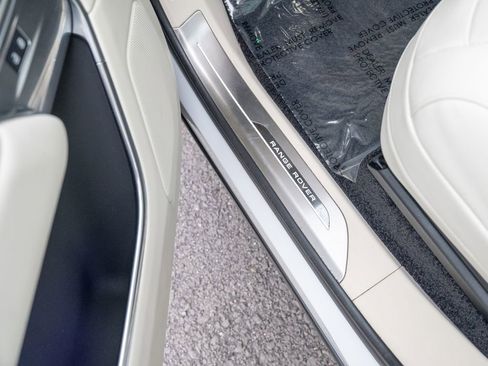 Used 2025 Land Rover Range Rover SE image 17