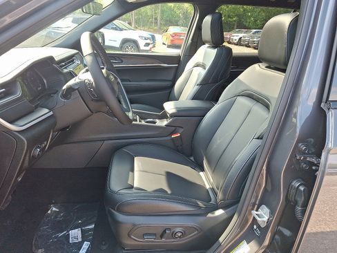 New 2025 Jeep Grand Cherokee L Limited image 9