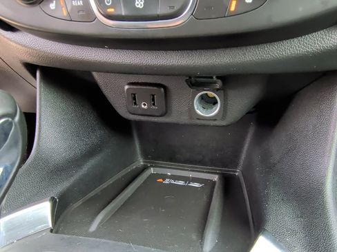 Used 2023 Chevrolet Traverse LT image 28