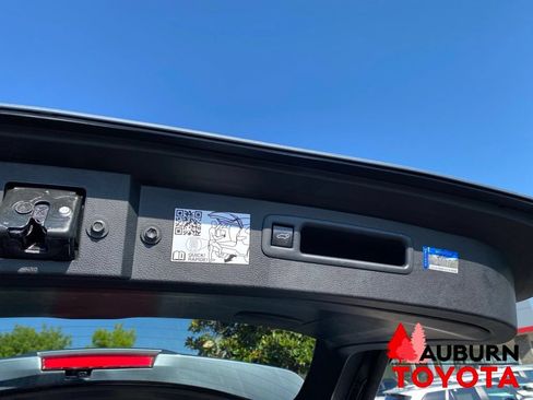 Used 2023 Toyota Highlander Platinum AWD/4WD image 14