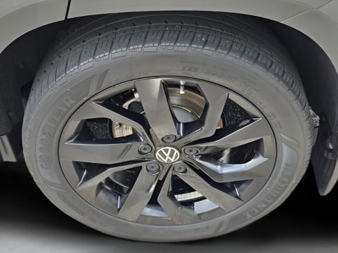 Used 2022 Volkswagen Taos SE w/ Panoramic Sunroof Package FWD image 27